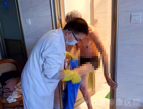 精神病老人获医院精心医治 家人送锦旗致谢